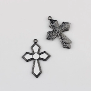 Détails recto verso du pendentif croix en émail blanc avec gaufrage d'étoiles