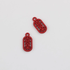 Detail van rode ovale hangers met Chinese Fu-tekens voor het maken van DIY-sieraden