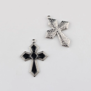 Vue détaillée du pendentif croix rétro en alliage avec émail noir et bordure argentée vintage