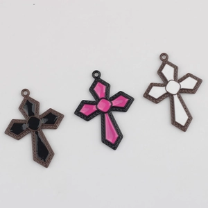 Détail de breloques croix en émail gothique noir et blanc pour la création de bijoux