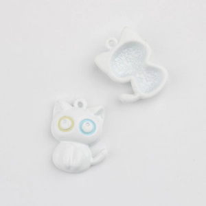Détail macro du pendentif chat en alliage blanc pour la création de bijoux DIY