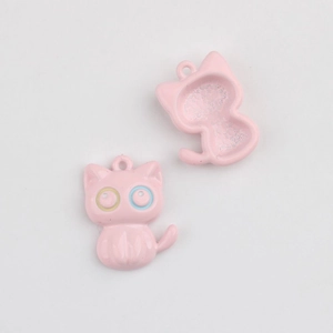 Détail d'un pendentif chat rose en alliage émaillé pour la création de bijoux DIY