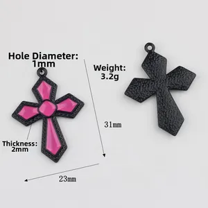 Pendentif croix minimaliste en émail avec remplissage rose rouge et vue du dos noir