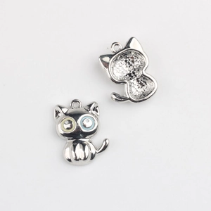 Détails des pendentifs chat argentés avec yeux émaillés et texture étoile au dos