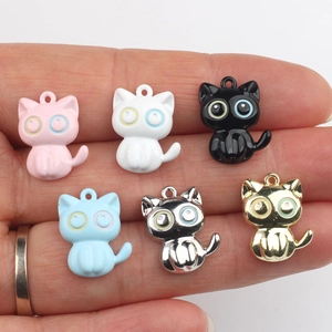 Pendentifs chats colorés en six finitions pour la création de bijoux DIY et l'artisanat