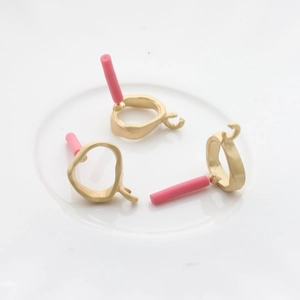 Crochets d'oreilles dorés mats avec accents roses pour création de bijoux DIY