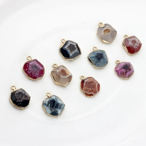 Natuurlijke agaat geode hangers met gouden rand en onregelmatige geometrie