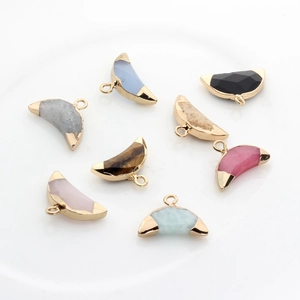 Lot de 7 pendentifs croissants de lune en agate colorée avec bordure dorée élégante