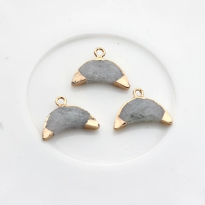 Détails de trois pendentifs demi-lune en pierre naturelle grise avec bordure dorée