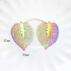 Dettaglio dei ciondoli a foglia di ginkgo arcobaleno con dimensioni 47mm x 35mm