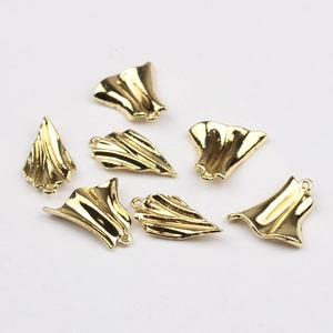 Detailansicht der goldenen fächerförmigen Metallanhänger mit Plissee-Textur für DIY-Schmuck