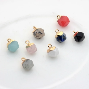 Diverse geometrische halfedelstenen hangers met gouden sluitingen voor DIY sieraden maken