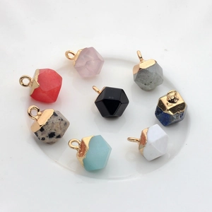 Set van 8 natuurlijke zeshoekige edelsteenhangers met gouden kapjes voor DIY-sieraden