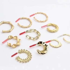 Set de nueve pendientes geométricos dorados con textura de bambú y diseño de cadena