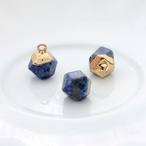 Macro-opname van geometrische lapis lazuli hangers met gouden kappen voor DIY sieraden