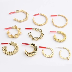 Set de pendientes de aro dorados con diseño de bambú, eslabones y texturas martilladas