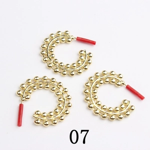 Detalle de pendientes de aro en C con doble fila de cuentas doradas para joyería DIY