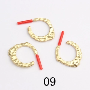Colgantes en forma de C de oro mate martillado con detalle de tubo rojo para aretes