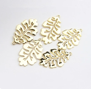 Cinq pendentifs feuilles évidées dorées avec texture métallique pour bijoux DIY