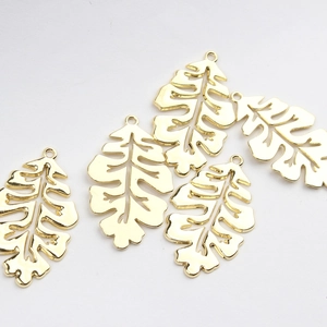 Pendentifs feuilles dorées ajourées pour création bijoux avec anneau de suspension