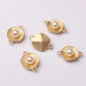 Set di 5 connettori per orecchini a fiore dorati con perle per creazione gioielli fai-da-te