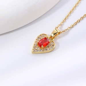 Élégant collier pendentif cœur doré avec pierre rouge ovale et accents de zircone cubique