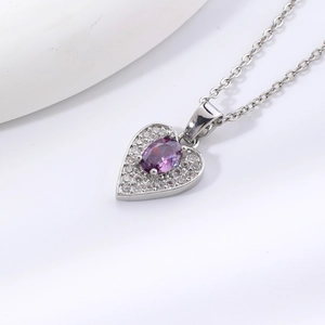 Élégant collier coeur en argent avec gemme violette et diamants sertis sur pierres blanches