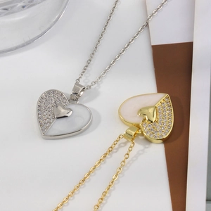 Detailansicht der Herzanhänger in Silber und Gold mit Zirkonia und weißem Inlay