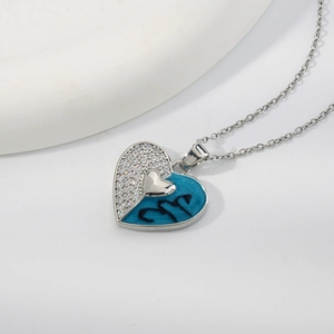 Asymmetrische Herz-Halskette mit blauem Emaille und Zirkon-Besatz auf silberner Kette