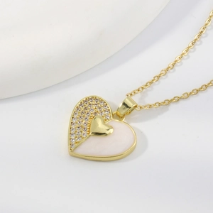 Elegante goldene Herz-Halskette mit rosa Emaille und funkelnden weißen Zirkonia