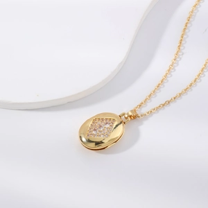 Elegante goldene ovale Halskette mit rautenförmigen Zirkonia-Steinen auf weißem Steinsockel