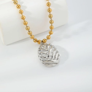 Dettaglio della collana di perline bicolore con ciondolo ananas a griglia argento