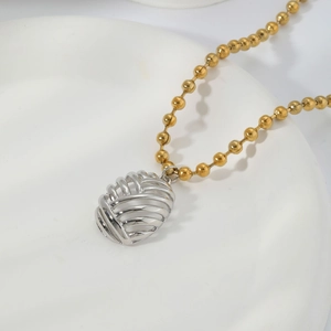 Collana con ciondolo traforato bicolore e catena a sfere dorata per coppie