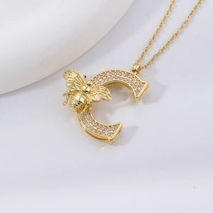 Elegante collana dorata con lettera C, motivo a ape e pietre di zircone rosa
