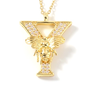 Dettaglio della collana dorata con lettera Y, piccola ape e cristalli di zirconi lucidi