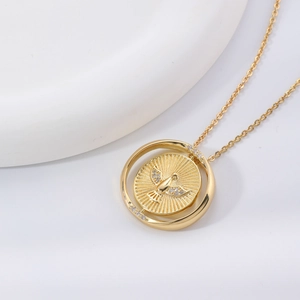 Collier médaille d'or réversible avec relief d'oiseau sacré et zircons