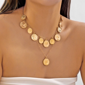 Détail du collier multi-rangs en pièces d'or avec reliefs de portraits vintage sur mannequin