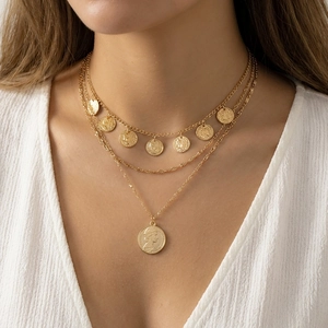 Collier doré à trois rangs avec pendentifs pièces et chaîne torsadée style vintage
