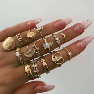 Détail d'un lot de 13 bagues dorées bohèmes avec motifs cœur et pièces portées