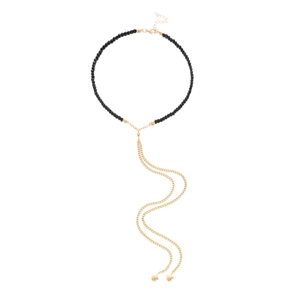 Collana lunga a Y con perline sfaccettate nere e nappe a stella dorata su sfondo bianco