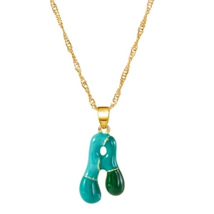 Collana con pendente a lettera A 3D colorata su una catena a corda dorata per donna