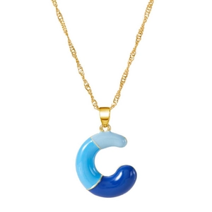 Dettaglio del pendente lettera C in smalto blu a tre toni su una catenina dorata lucida