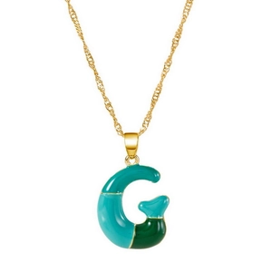 Dettaglio della collana a catena Singapore dorata con ciondolo lettera G in smalto