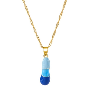 Dettaglio della collana a catena dorata con ciondolo sfumato blu a tre strati lucido
