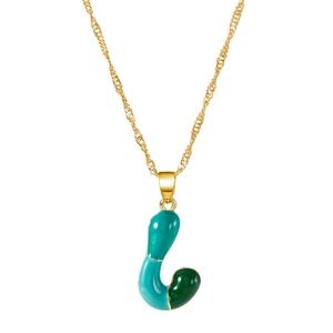 Dettaglio della collana a catena dorata con pendente lettera L in smalto verde