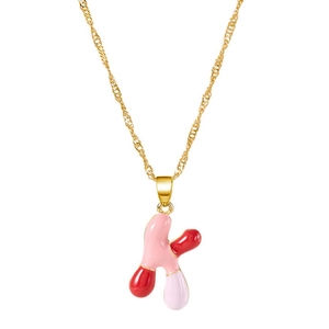 Dettaglio della catena a onde e del ciondolo a lettera in smalto colorato rosa e viola