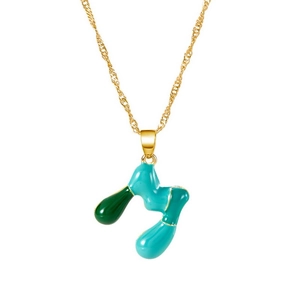 Dettaglio di una collana a catena dorata con pendente a lettera M in smalto verde