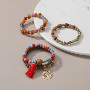 Détails de bracelets bohèmes extensibles avec perles en bois et pompon rouge élégant