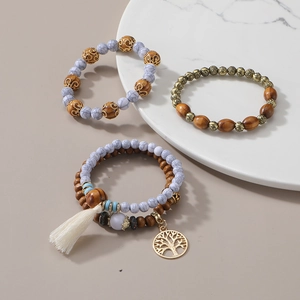 Détail de l'ensemble de bracelets bohèmes à plusieurs couches avec perles de bois et arbre