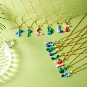 Collana con ciondolo a lettera 3D colorata in smalto e catena dorata alla moda